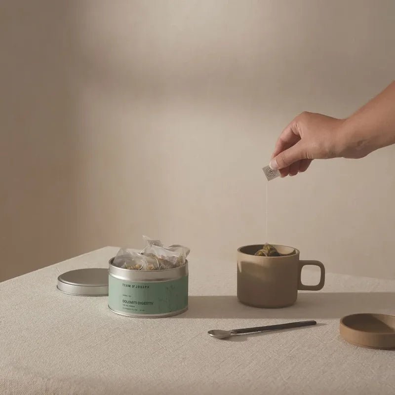 Dolomiti Digestiv Kräutertee und Teetasse