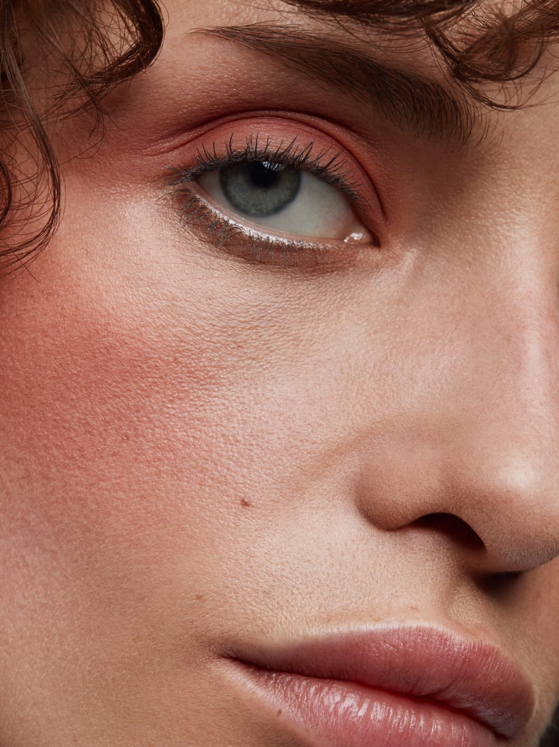 Imbe Eye & Cheek Multi-Shadow Peach 02 Model close
