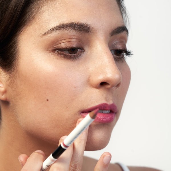 Lustec Correcting Lip Liner Soft Pink Model