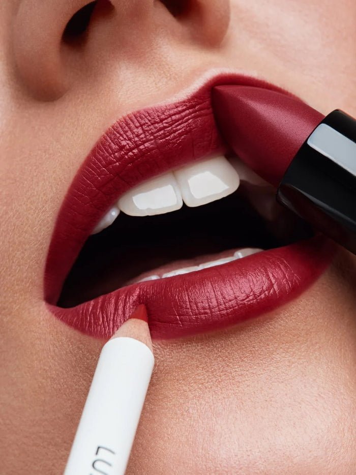 Lustec Correcting Lipliner Velvet Red 09 Model 2