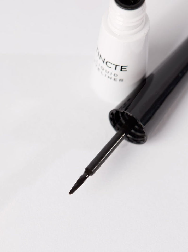 Und Gretel Tincte Delineador de ojos líquido Deepest Black Primer plano