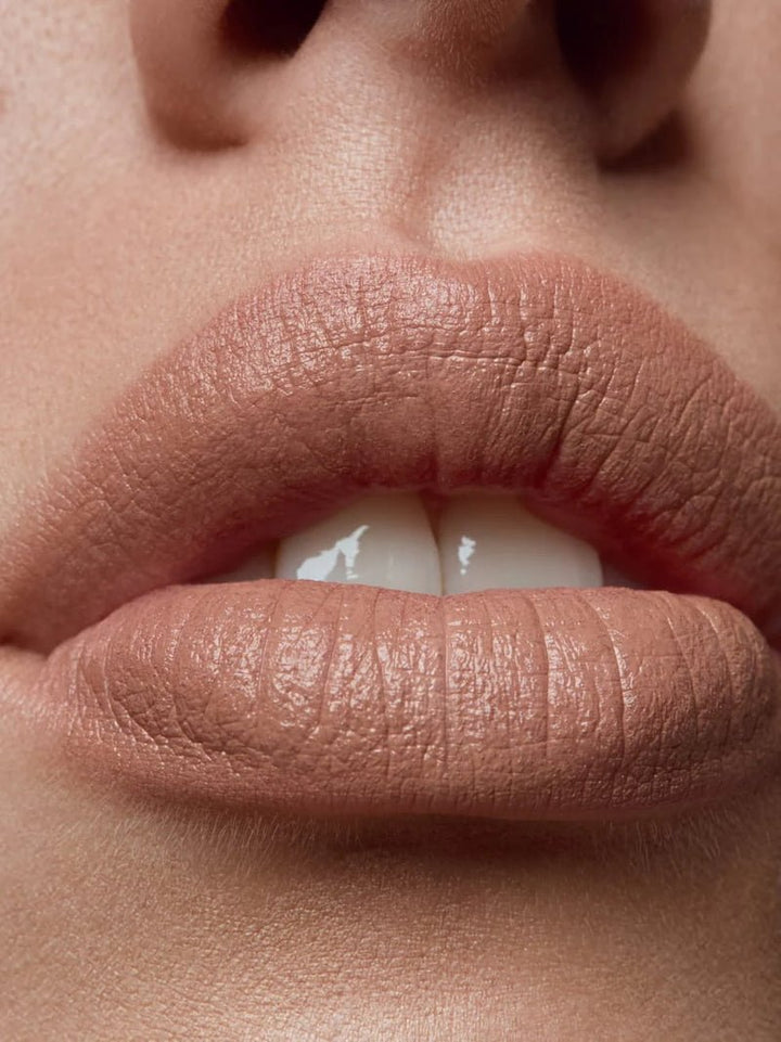 Und Gretel Varwe Cream Color Pot - Teddy 01 Model Nahaufnahme Lippen