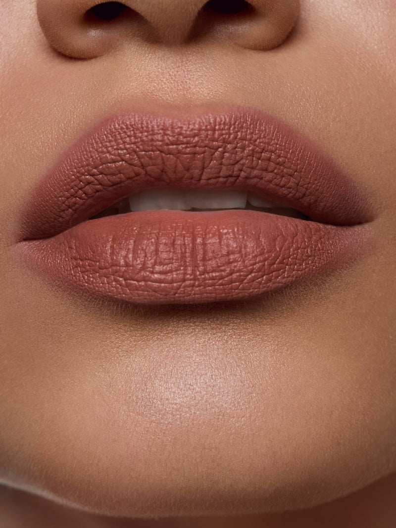 Und Gretel Varwe Cream Color Pot - Foxy Brown 02 Model Nahaufnahme Lippen
