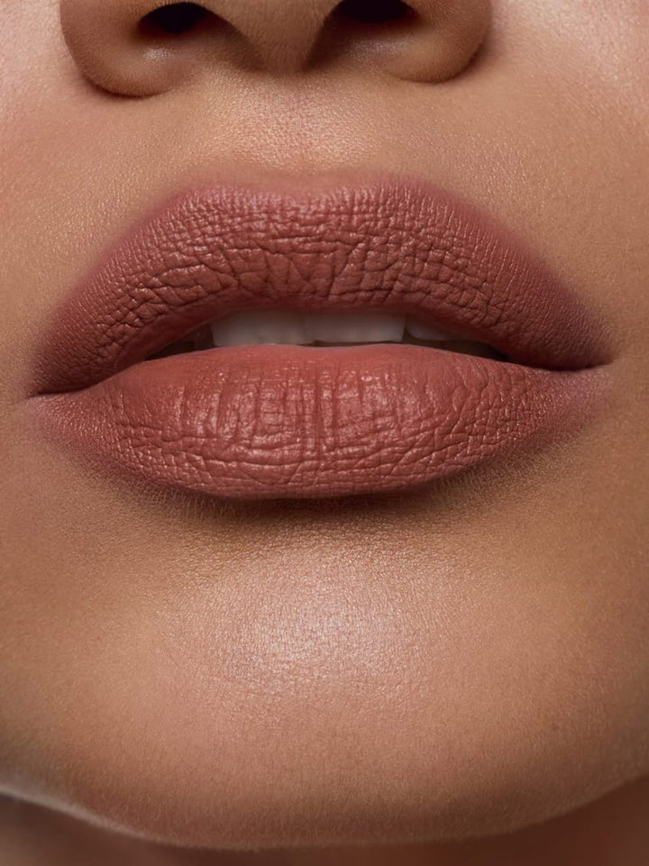Und Gretel Varwe Cream Color Pot - Foxy Brown 02 Model Nahaufnahme Lippen