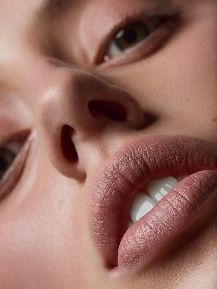 Und Gretel Varwe Cream Color Pot - Cool Mud 03 Model Nahaufnahme Lippen