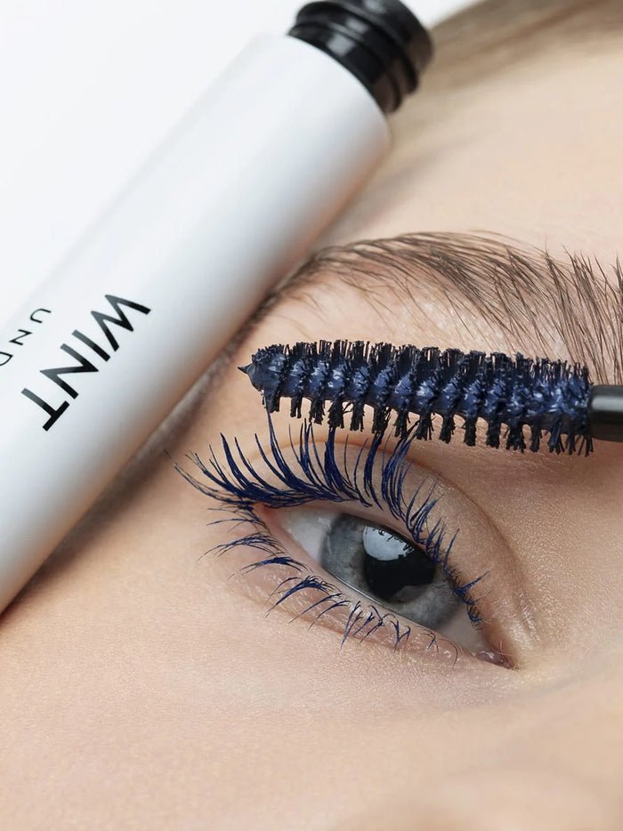 Wint Mascara 03 Midnight Blue Model