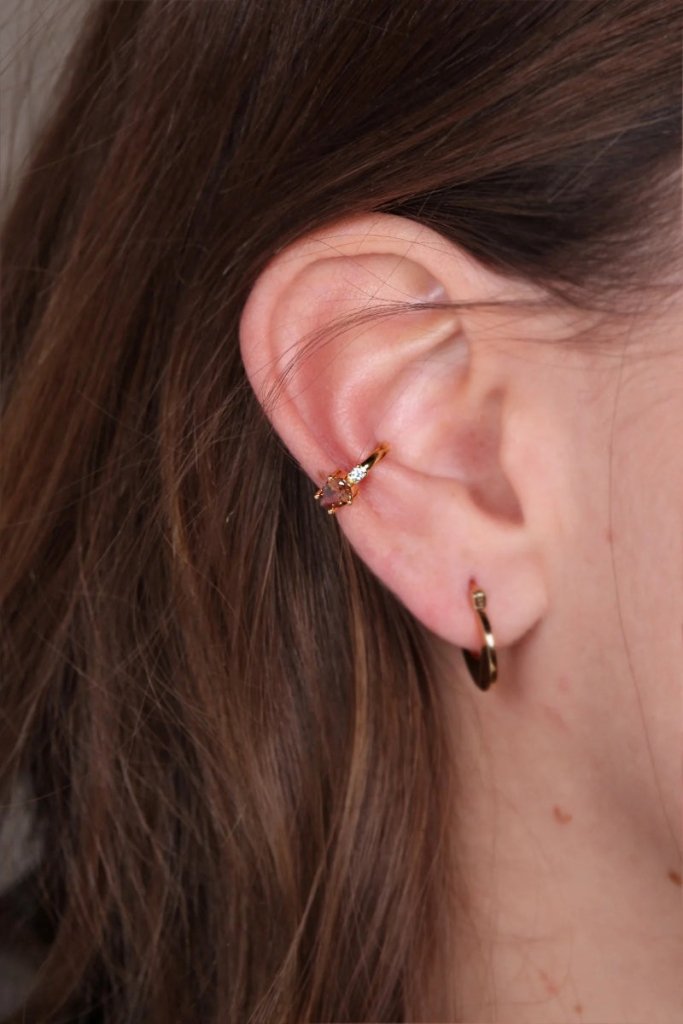 Waekura Daphné Earcuff Café - Model Close-up