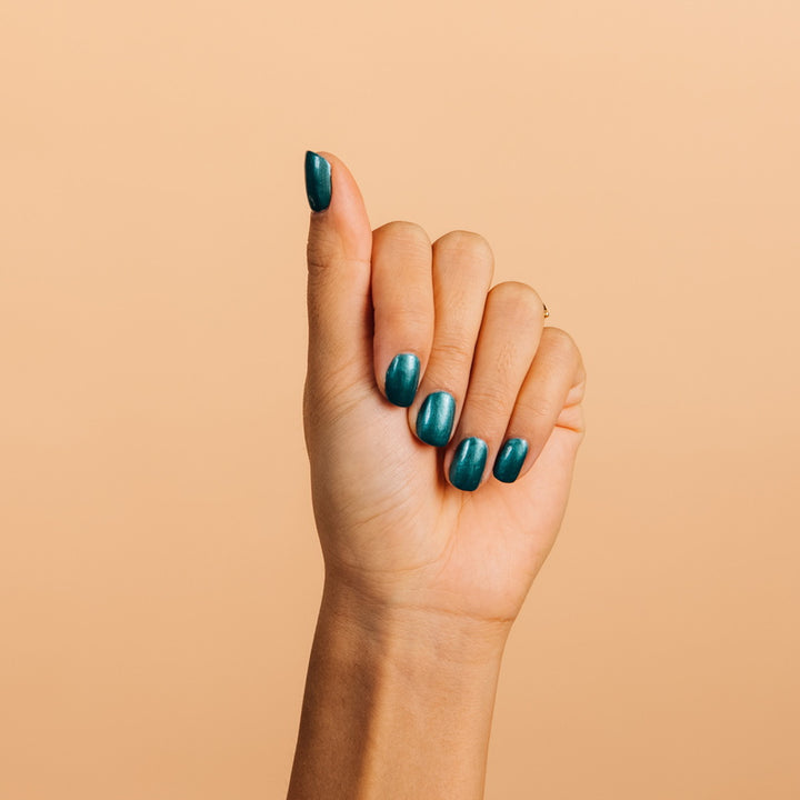 Kia Charlotta Imagen de la mano de respiración profunda de esmalte de uñas