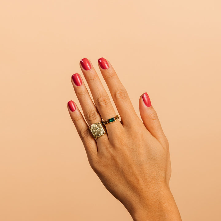 Kia Charlotta Imagen de mano de rollos de barriga de esmalte de uñas