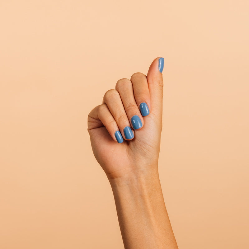 Kia Charlotta Imagen de la mano del refrigerio de medianoche del esmalte de uñas