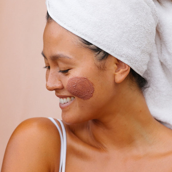 Leahlani Kalima Coconut Cream Cleansing Powder - Modelo aplicándose en el rostro