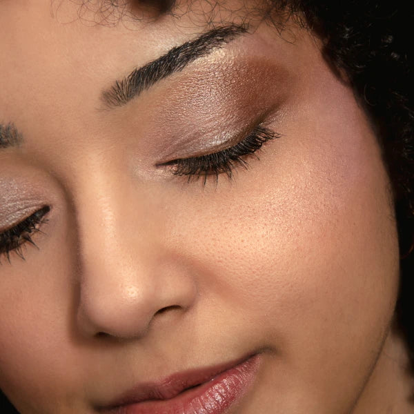 Fruit Pigmented Pretty Naked Palette Model Close up