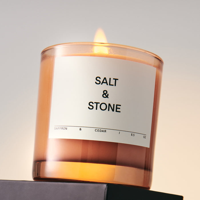 Salt & Stone Bougie Safran & Cèdre - Ambiance sur emballage