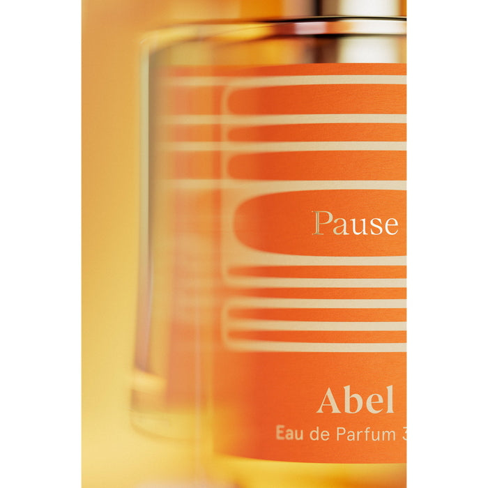 Abel Gros plan sur l'Eau de Parfum Pause