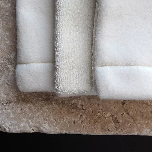 Treu 3 Abschmink- / Waschhandschuhe aus Fleece & Frottee | ecru - close up