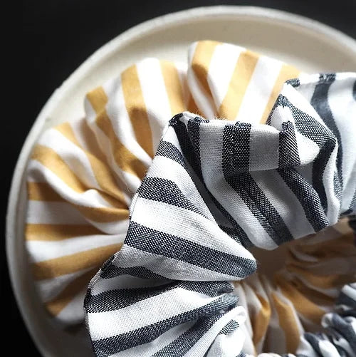 Scrunchie made of striped poplin | Navy close-up