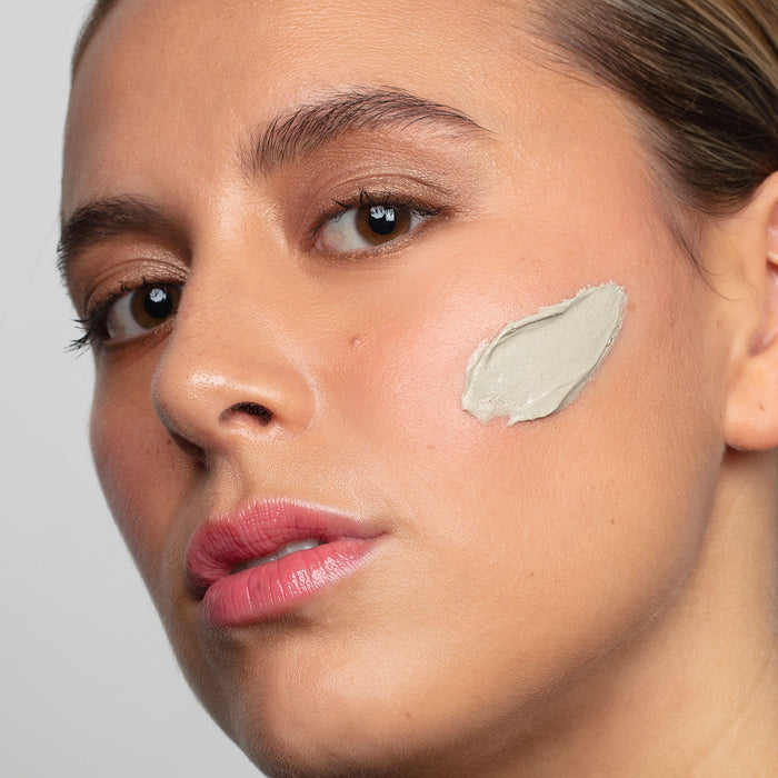 Antipodes Masque de boue facial éclaircissant Halo Skin - sur la peau