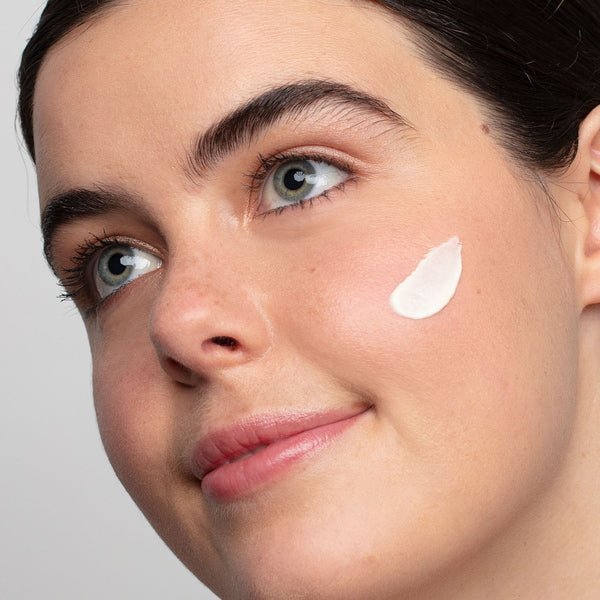 Antipodes Rallegratevi della crema da giorno per il viso leggera - campione sulla pelle
