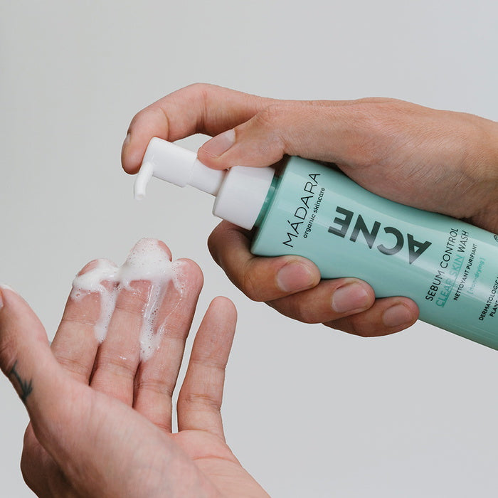 Mádara Acne Sebum Control Clear Skin Wash - on hands