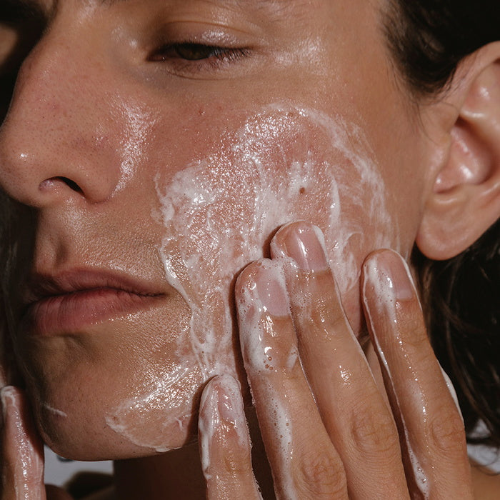 Mádara Acne Sebum Control Clear Skin Wash - foam on face