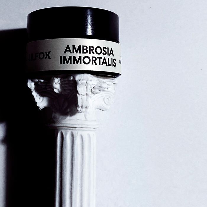 Antifaz para ojos Ambrosia Immortalis sobre pedestal