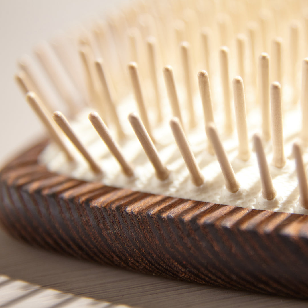 Paddle brush with wooden knobs - detail