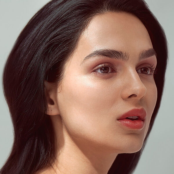 Hénne Organics Luxury Lip Tint Desire Model