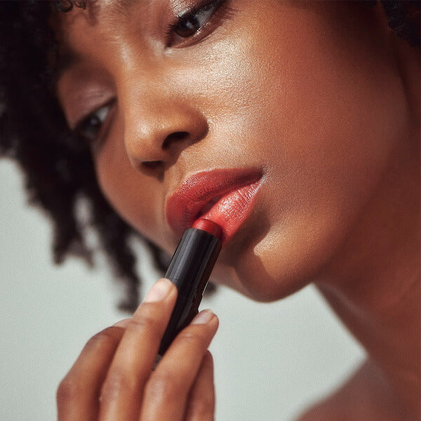 Hénne Organics Luxury Lip Tint Desire - applying to lips