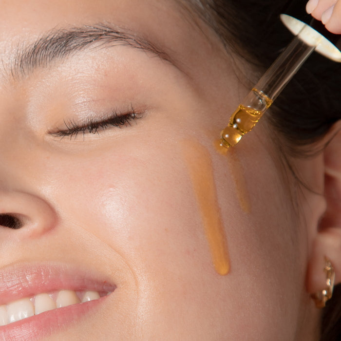 RAAW Alchemy Aceite facial nutritivo Gold Drops sobre la piel