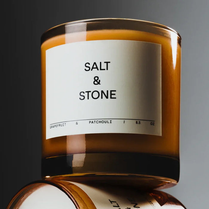 Salt & Stone Vela de pomelo y Hinoki de cerca