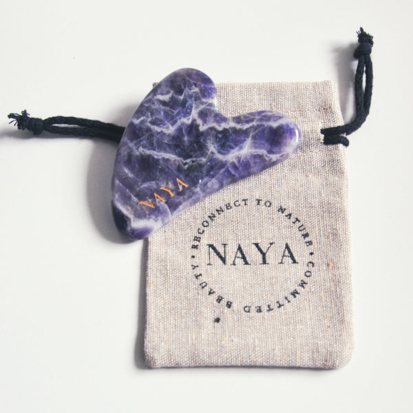 Naya Piedra Amatista Gua Sha - empaquetada en bolsas de yute