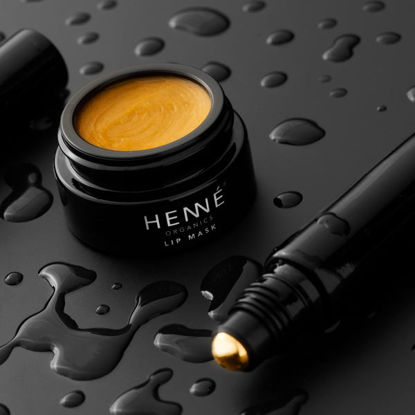 Henné Organics Luxury Lip Serum abierto con mascarilla labial en frasco abierto