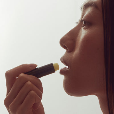 Henné Organics Luxury Lip Balm V2 - Model balming lips