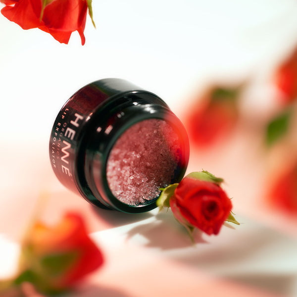 Henné Organics Exfoliant pour les lèvres Rose Diamonds pot ouvert avec des roses