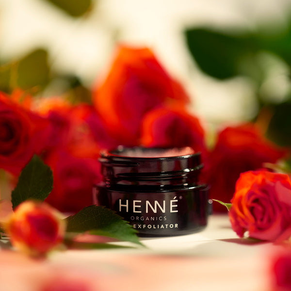 Henné Organics Lip Exfoliator Rose Diamonds in the midst of roses