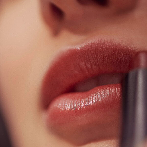 Henné Organics Luxury Lip Tint Intrigue de cerca en los labios
