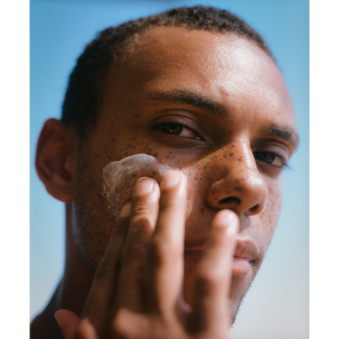Salt & Stone Loción facial hidratante en el rostro
