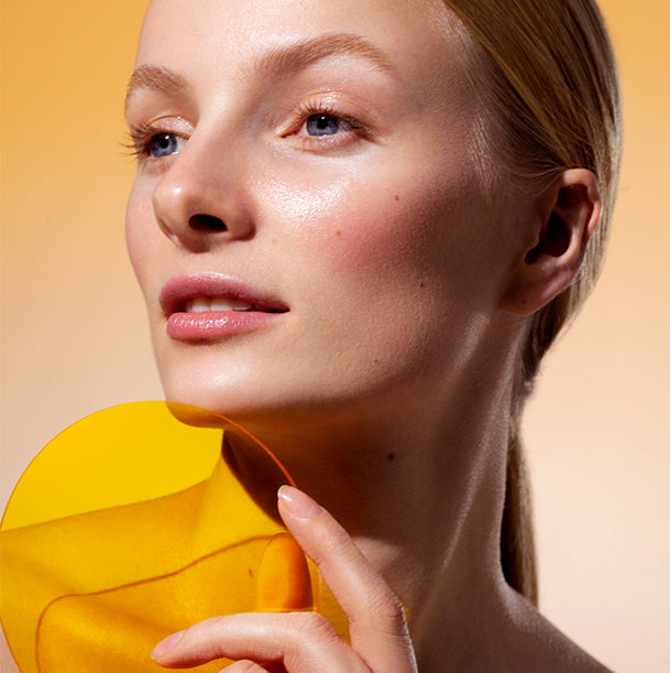 Mádara Vitamin C Illuminating Recovery Cream 50 ml - model with health skin
