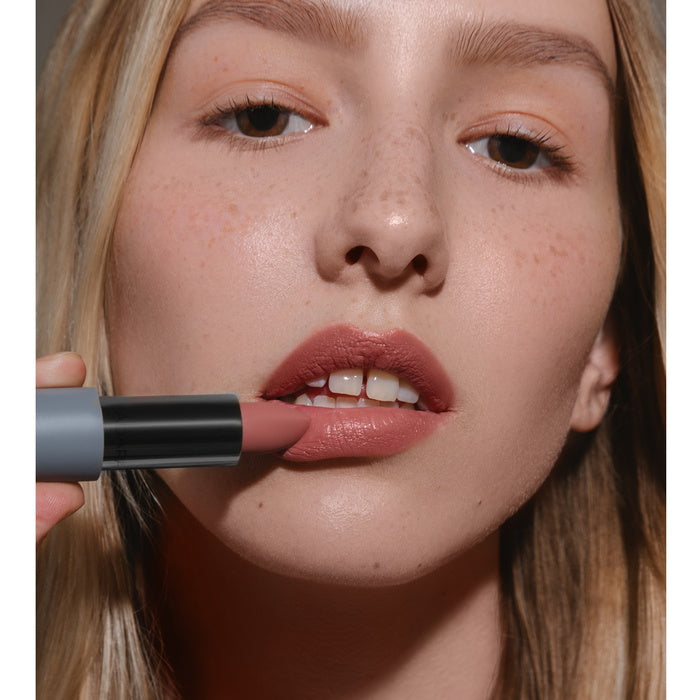 Mádara Matte Cream Lipstick Aura - model look