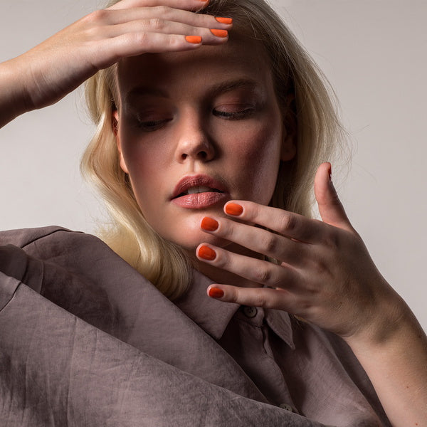 Kia Charlotta Vegan nail polish 15 Free - My Own Hero - Model painted fingernails