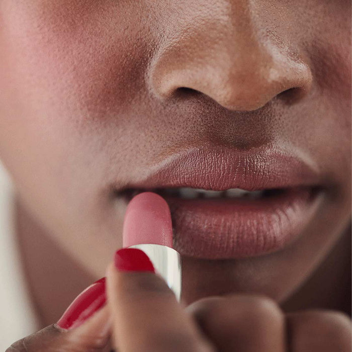 Kjaer Weis Rouge à lèvres Nude Naturally Collection - Véritable - sur les lèvres