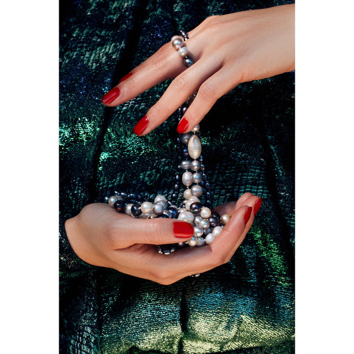 Vernis à ongles brillant 993 Vernis Palmaria modèle mains avec perles