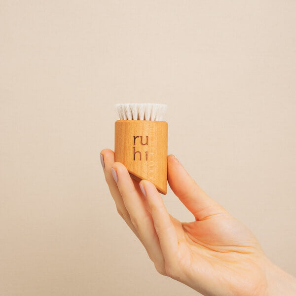 Ruhi The Facial Dry Brush en la mano