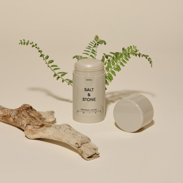 Salt & Stone Desodorante Santal sin aluminio - humor con ramitas y hojas