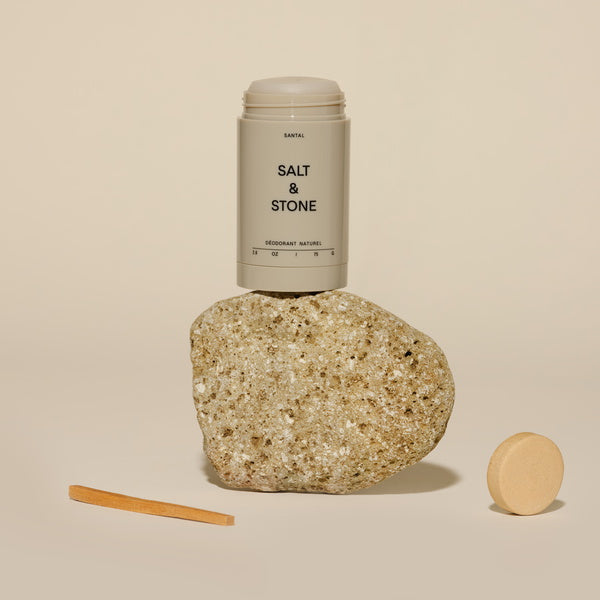 Salt & Stone Déodorant Santal sans aluminium - ambiance avec pierre et bois de santal
