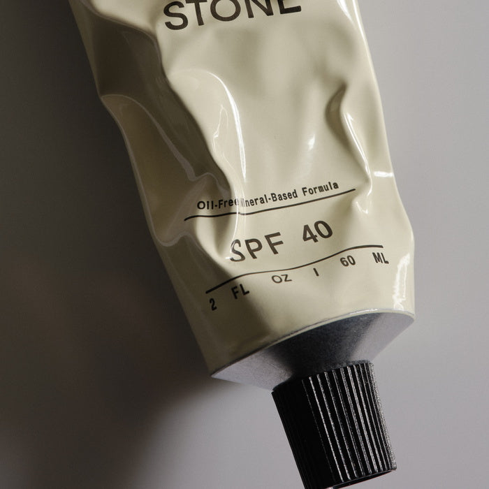Salt & Stone Crème solaire quotidienne légère et transparente SPF 40 60 ml - gros plan