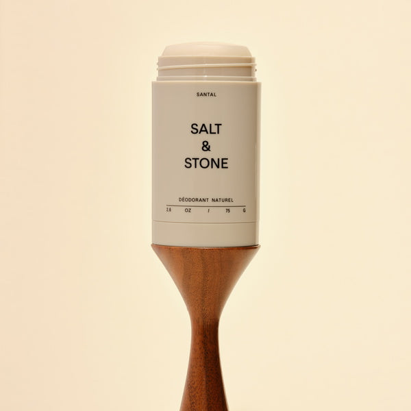Salt & Stone Déodorant Santal sans aluminium - sur wooden piédestal