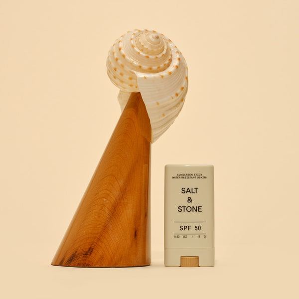 Salt & Stone SPF 50 Tinted Sunscreen Face Stick 15g - imagen artística con concha
