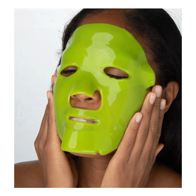 Maschera bomba d'acqua al tè verde sul viso