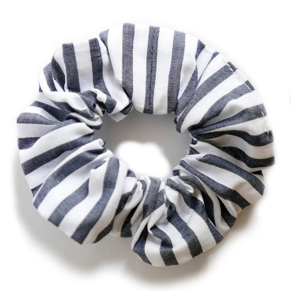 Börd Shört scrunchie made of striped poplin | Navy
